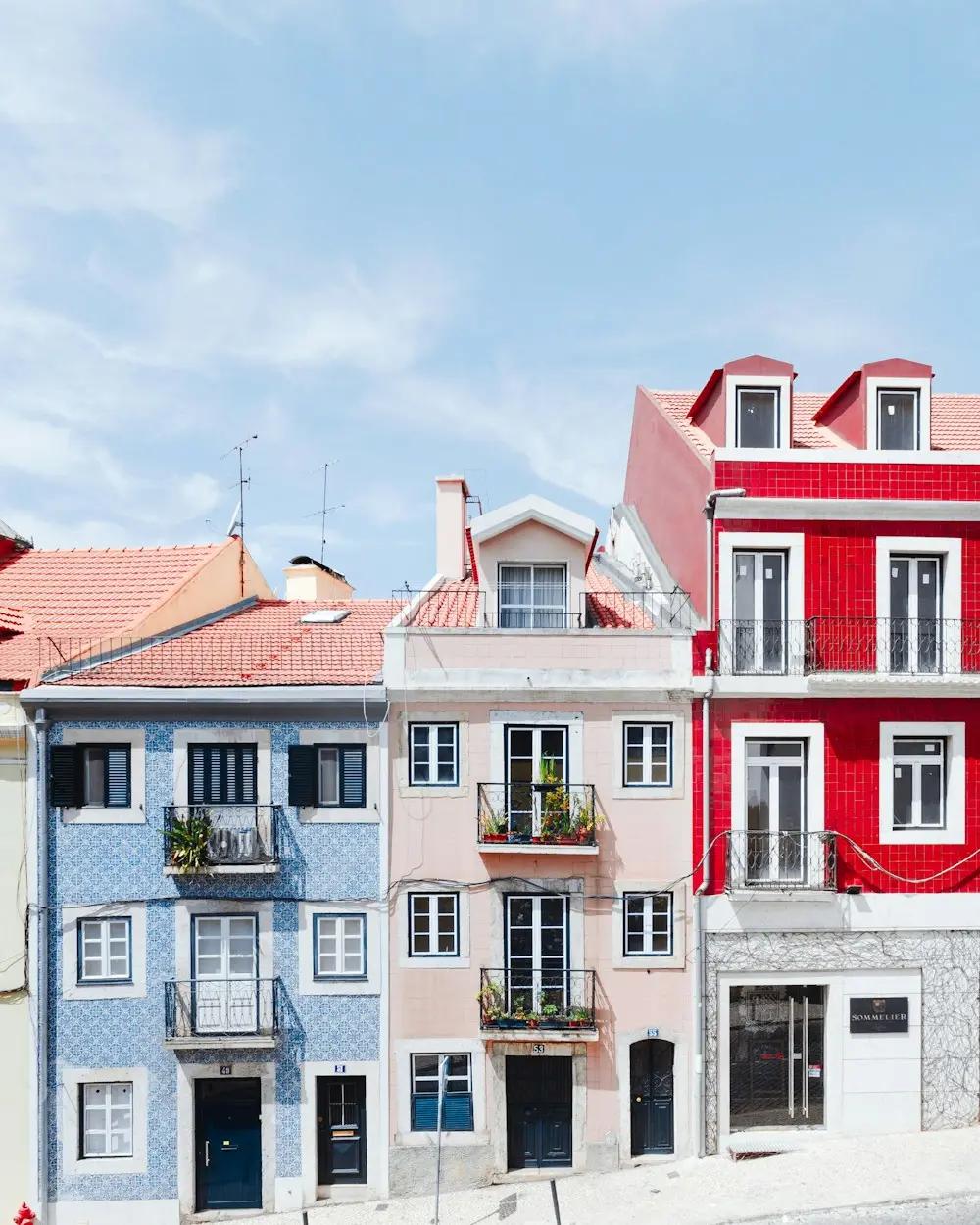 Prédios de habitação com fachadas coloridas